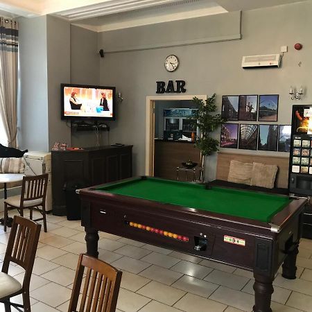 Newcastle West Hotel & Bar Extérieur photo