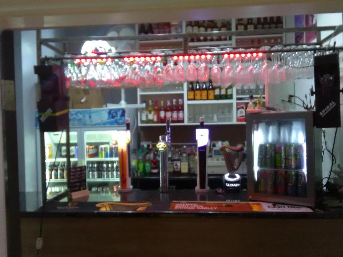 Newcastle West Hotel & Bar Extérieur photo