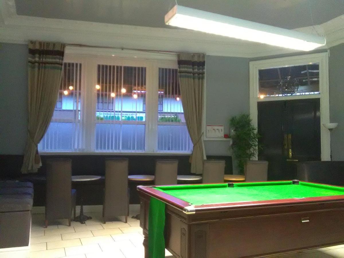 Newcastle West Hotel & Bar Extérieur photo