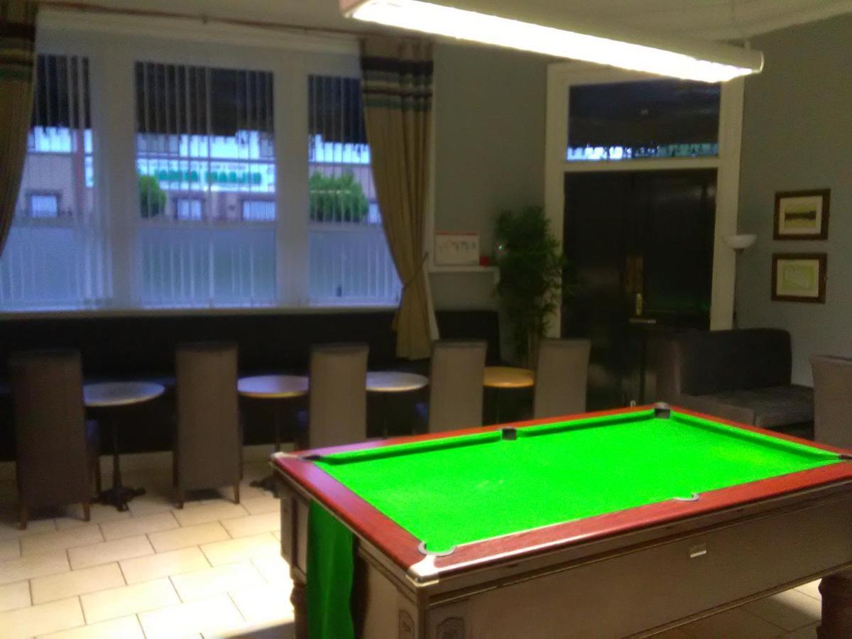 Newcastle West Hotel & Bar Extérieur photo