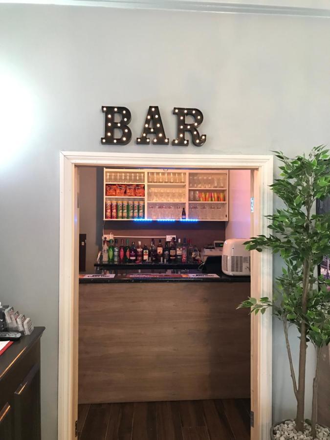 Newcastle West Hotel & Bar Extérieur photo