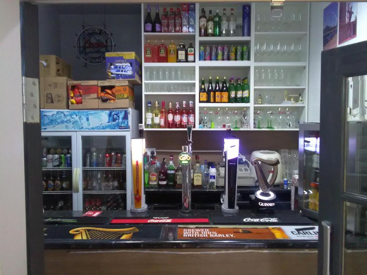 Newcastle West Hotel & Bar Extérieur photo
