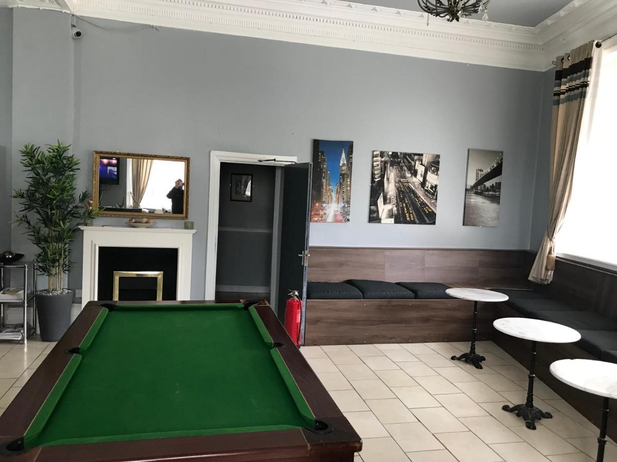 Newcastle West Hotel & Bar Extérieur photo