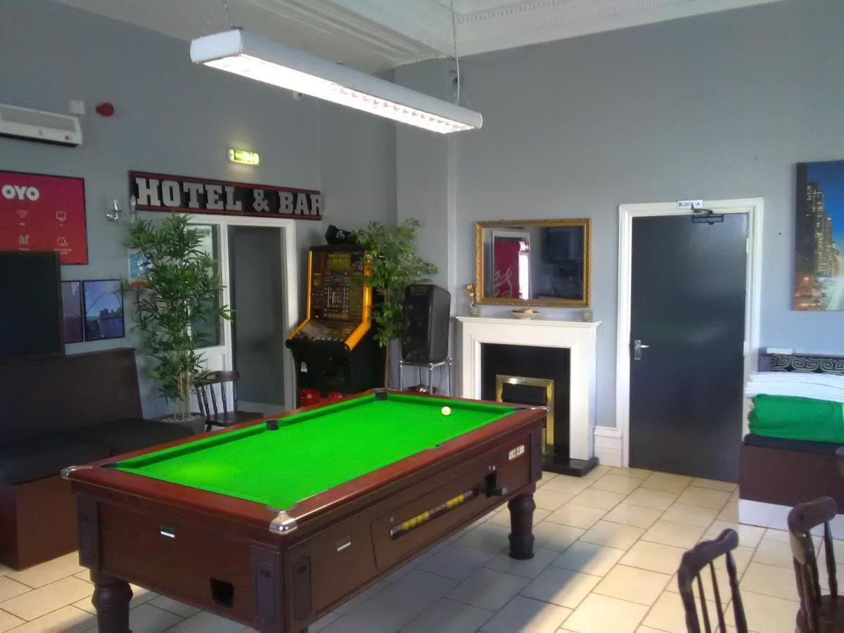 Newcastle West Hotel & Bar Extérieur photo