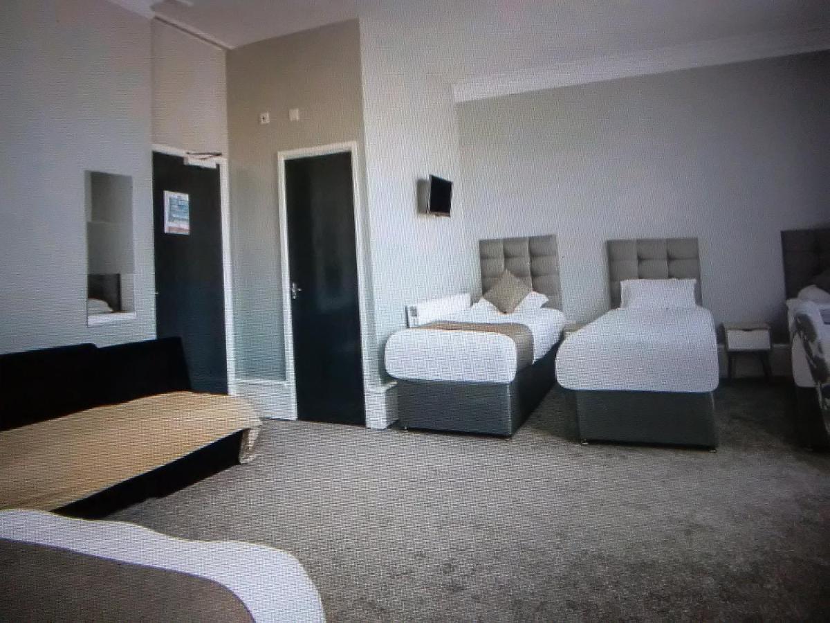 Newcastle West Hotel & Bar Extérieur photo
